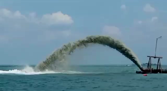 Kapal keruk Bumi Putra menyemburkan pasir dari pipa apung
