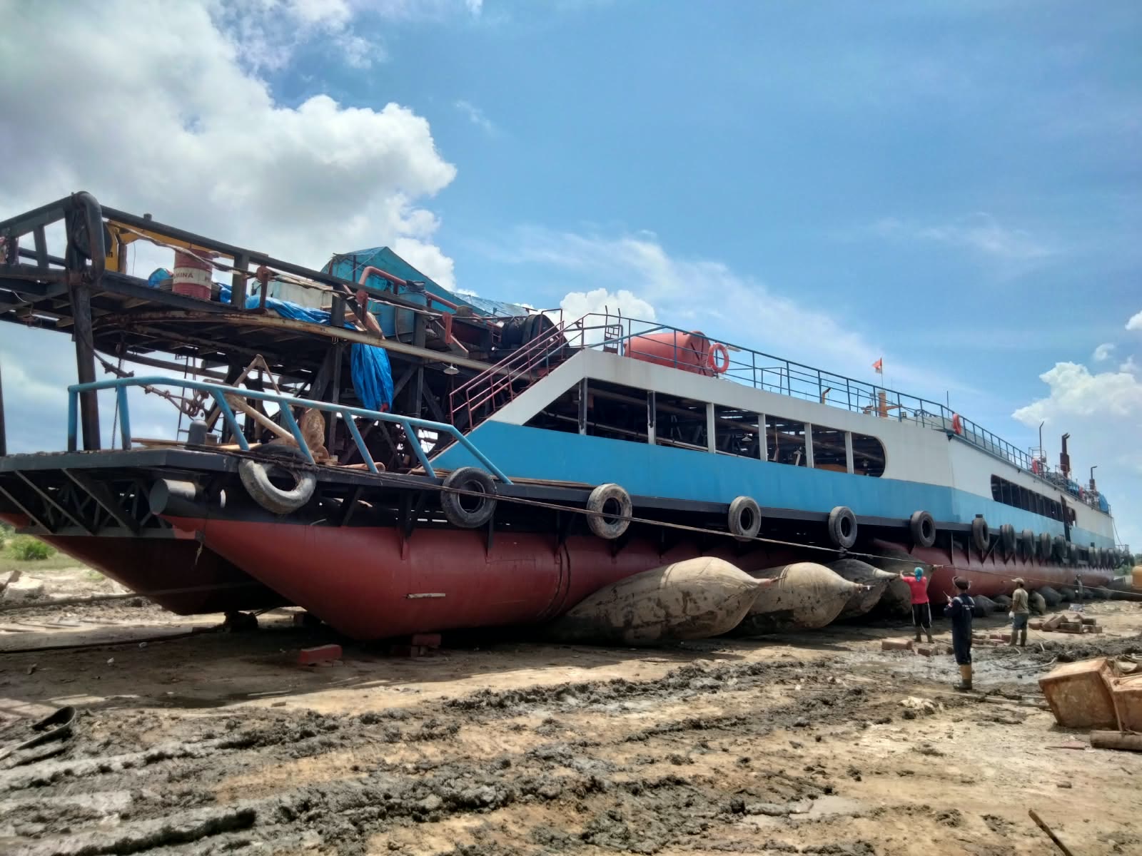 KIP Kimhin naik dok di slipway dengan balon udara