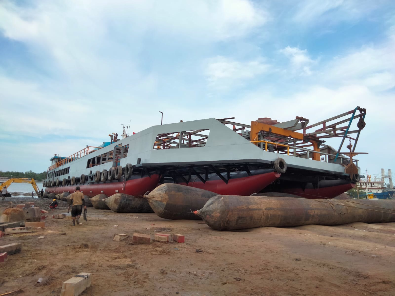 KIP Sentosa 99 naik dok di slipway dengan balon udara